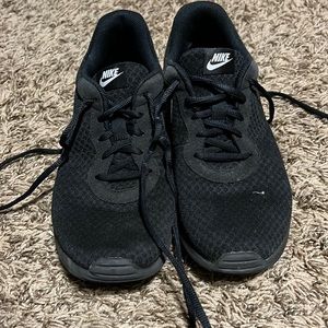 Black women’s nike tennis shoes size 9.5